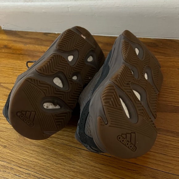 Yeezy 700 v2 Mauve - Picture 10 of 13